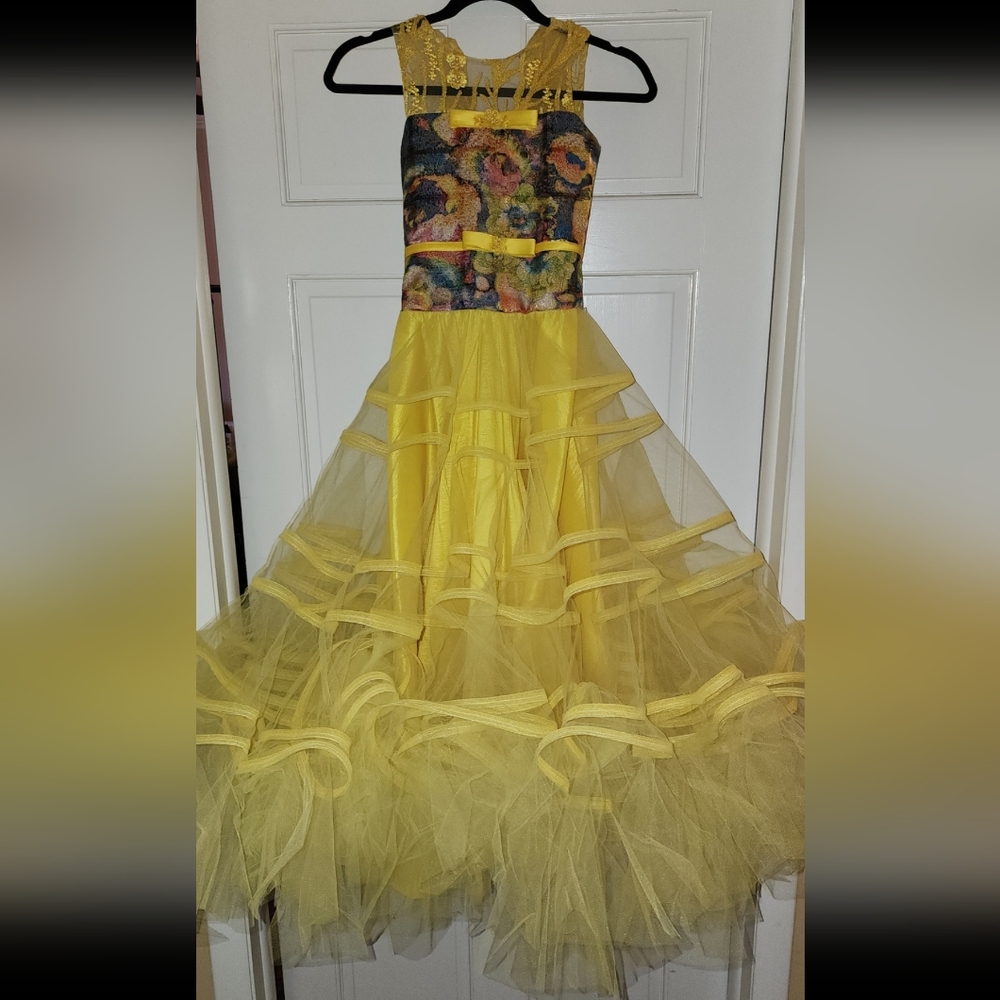 Beautiful Yellow Dress. Only wore once on runwaybat NYFW.